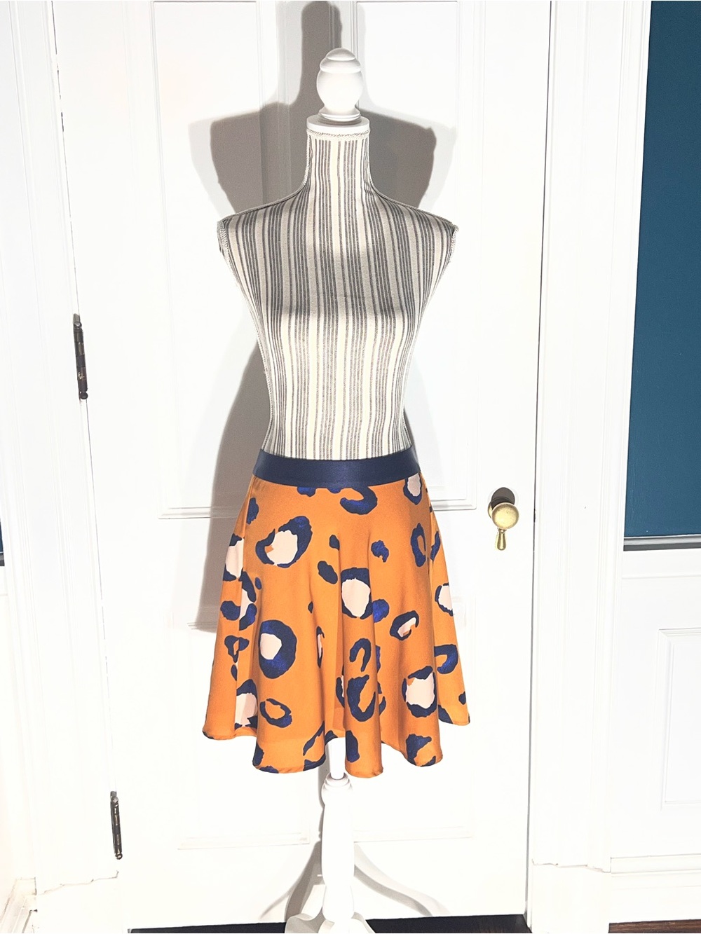 Women's mustard Leopard Print Skirt with Navy Waistband size 8 S539